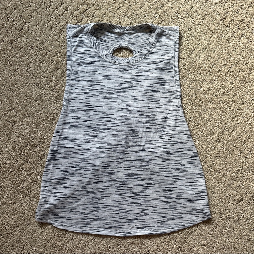Lululemon Women’s Heathered Gray Cropped Tank Top with Criss-Cross Back Sz 6